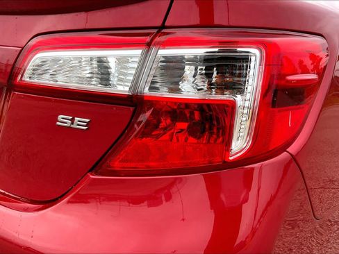 Used 2014 Toyota Camry SE w/ Moonroof Package FWD image 30
