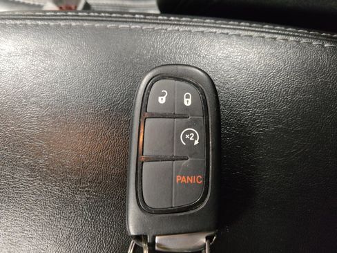 Used 2020 Jeep Cherokee Latitude Plus w/ Cold Weather Group AWD/4WD image 32