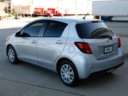 Used 2016 Toyota Yaris L image 10