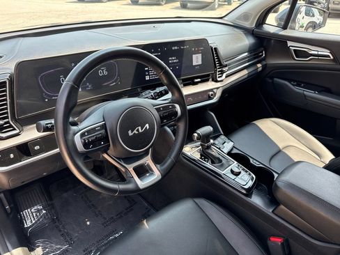 Used 2024 Kia Sportage EX FWD image 2