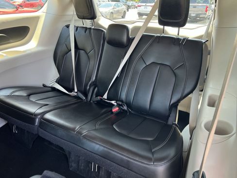 Used 2023 Chrysler Pacifica Touring-L FWD image 26