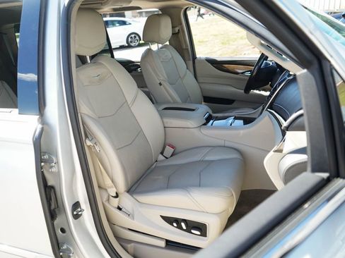 Used 2020 Cadillac Escalade Luxury image 34