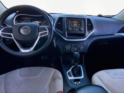 Used 2017 Jeep Cherokee Sport image 7