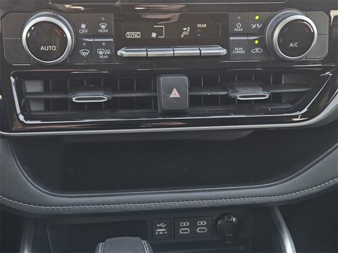 Used 2023 Toyota Highlander LE image 18