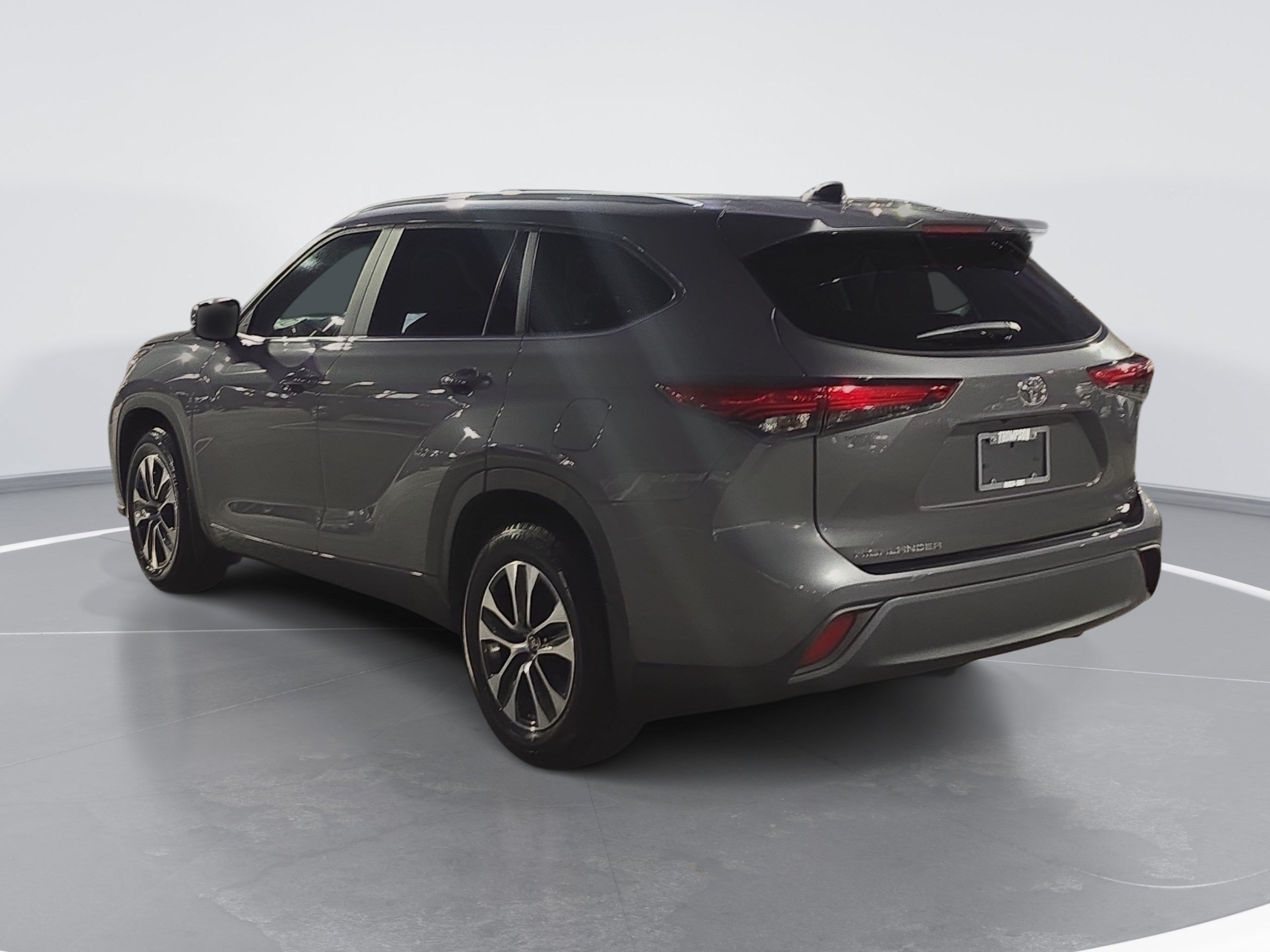 Used 2023 Toyota Highlander XLE FWD image 5