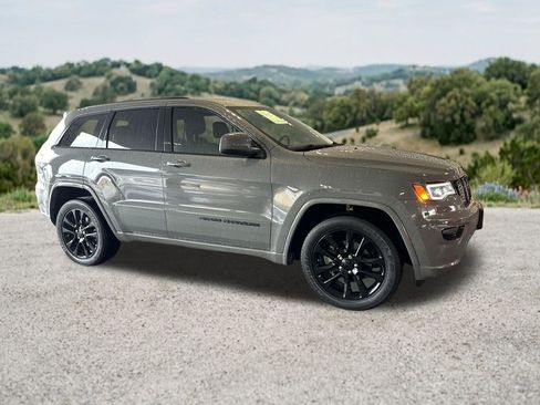 Used 2020 Jeep Grand Cherokee Altitude AWD/4WD image 12