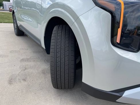 New 2026 Kia Carnival EX FWD image 17