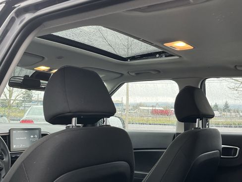 Used 2022 Hyundai Venue SEL image 15