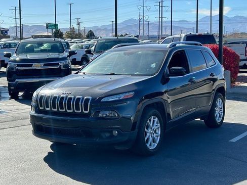 Used 2017 Jeep Cherokee Latitude FWD image 8