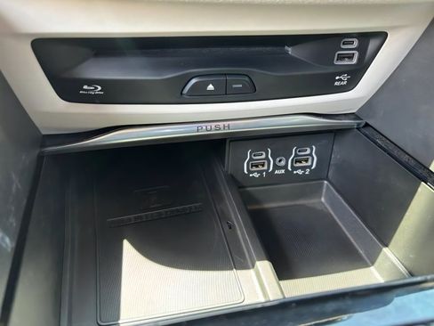 Used 2022 Chrysler Pacifica Limited w/ Uconnect Theater Family Group AWD/4WD image 15