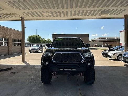 Used 2017 Toyota Tacoma SR5 w/ Tow Package RWD image 2