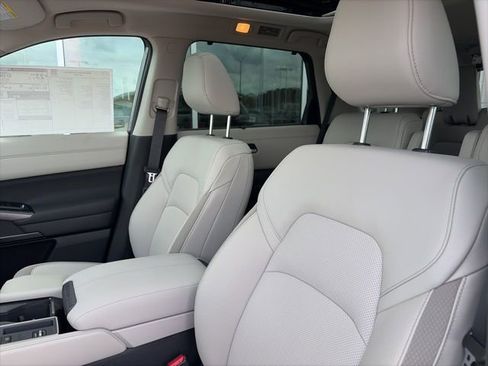 New 2026 Nissan Pathfinder SL image 9