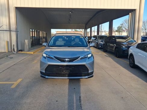 Used 2025 Toyota Sienna LE image 5