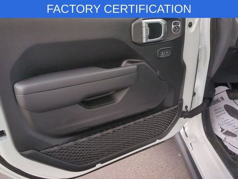 Certified 2025 Jeep Gladiator Nighthawk image 5