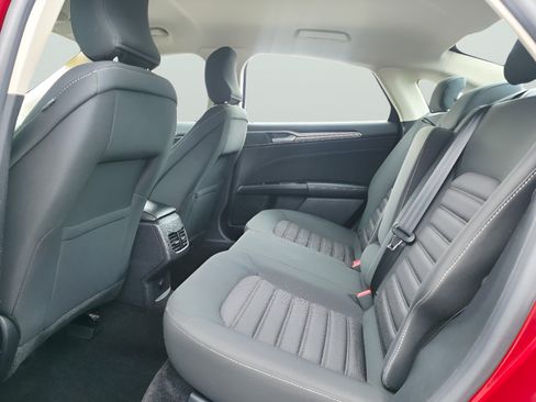 Used 2017 Ford Fusion SE w/ Fusion SE Technology Package FWD image 9