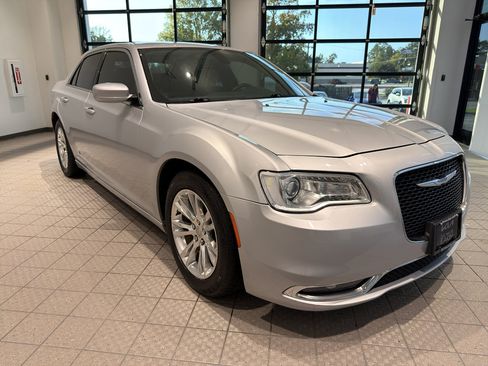 Used 2021 Chrysler 300 Touring w/ Driver Convenience Group image 7