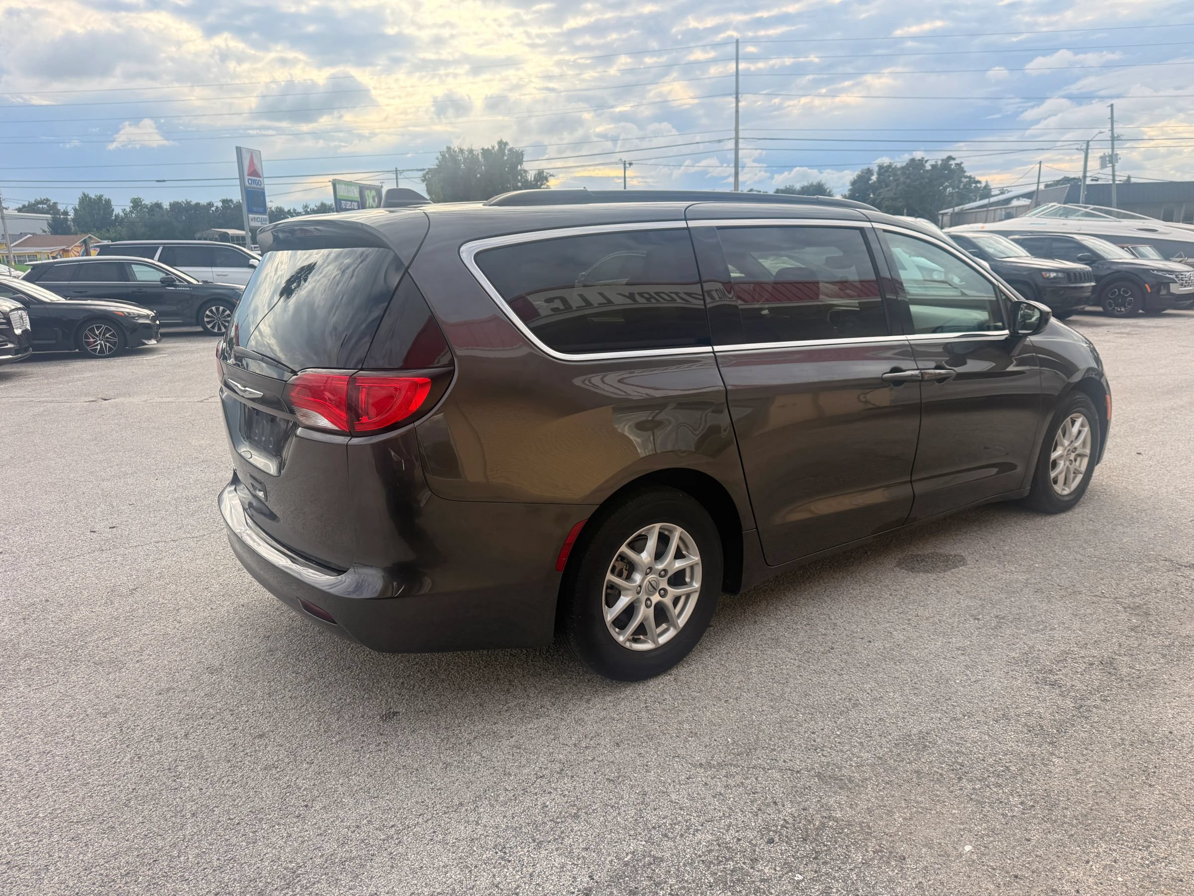 Used 2021 Chrysler Voyager Lxi FWD image 3