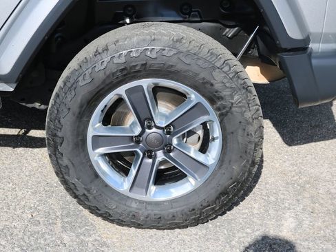 Used 2019 Jeep Wrangler Unlimited Sahara AWD/4WD image 9