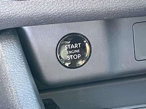 Used 2025 Nissan Rogue S image 27