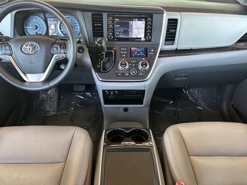 Certified 2018 Toyota Sienna XLE w/ XLE Navigation Package FWD image 17