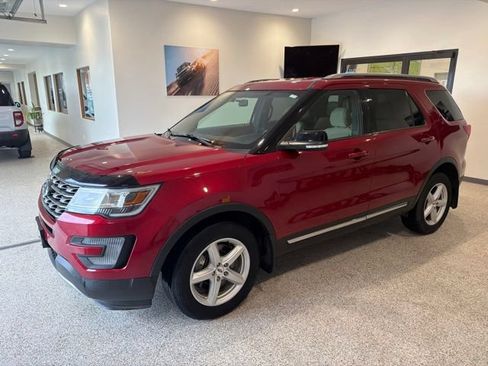 Used 2017 Ford Explorer XLT AWD/4WD image 3