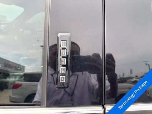 Used 2015 Ford F150 Platinum w/ Equipment Group 701A Luxury AWD/4WD image 10