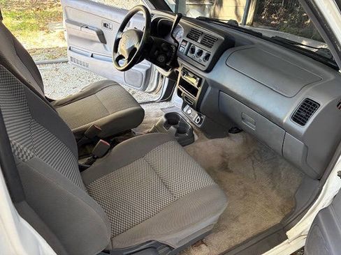Used 2000 Nissan Frontier XE image 11
