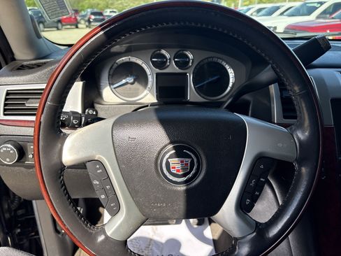 Used 2011 Cadillac Escalade Premium image 13