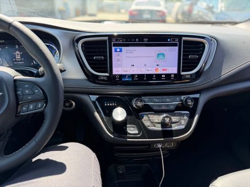 Used 2024 Chrysler Pacifica Limited FWD image 8