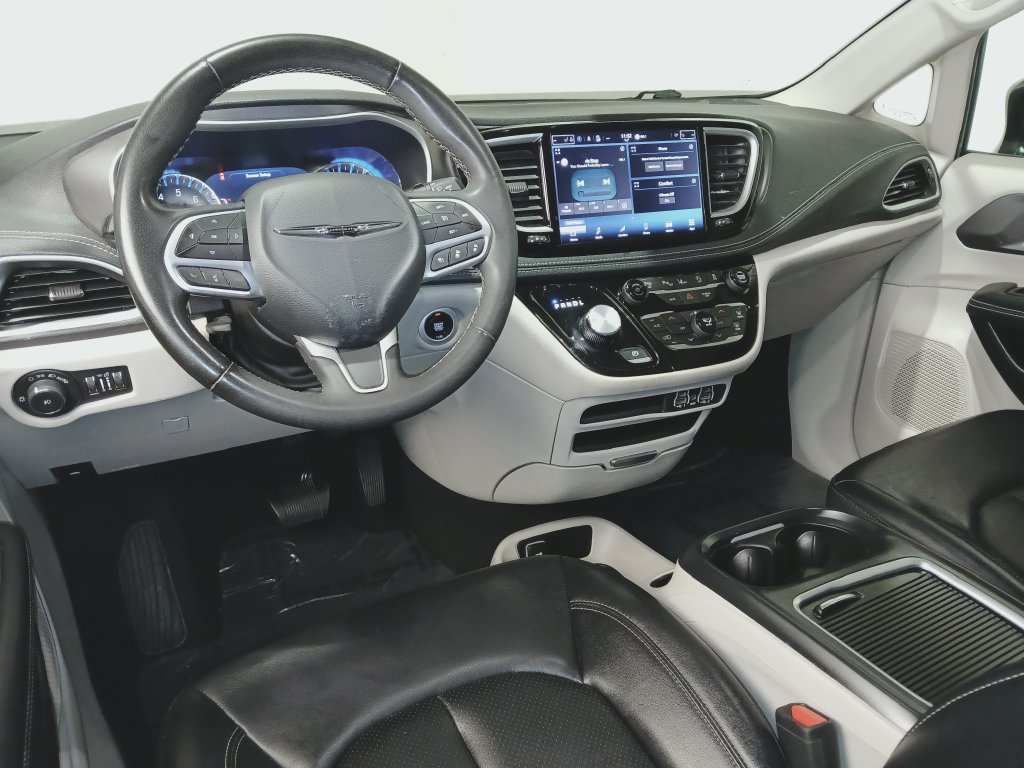 Used 2024 Chrysler Pacifica Touring-L FWD image 9