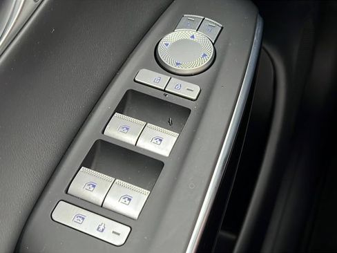 Certified 2025 Genesis GV70 2.5T AWD/4WD image 23