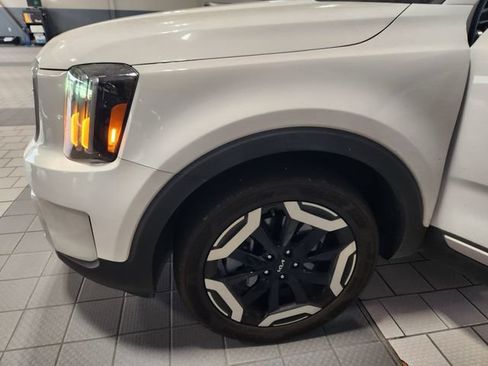 Used 2024 Kia Telluride S FWD image 7