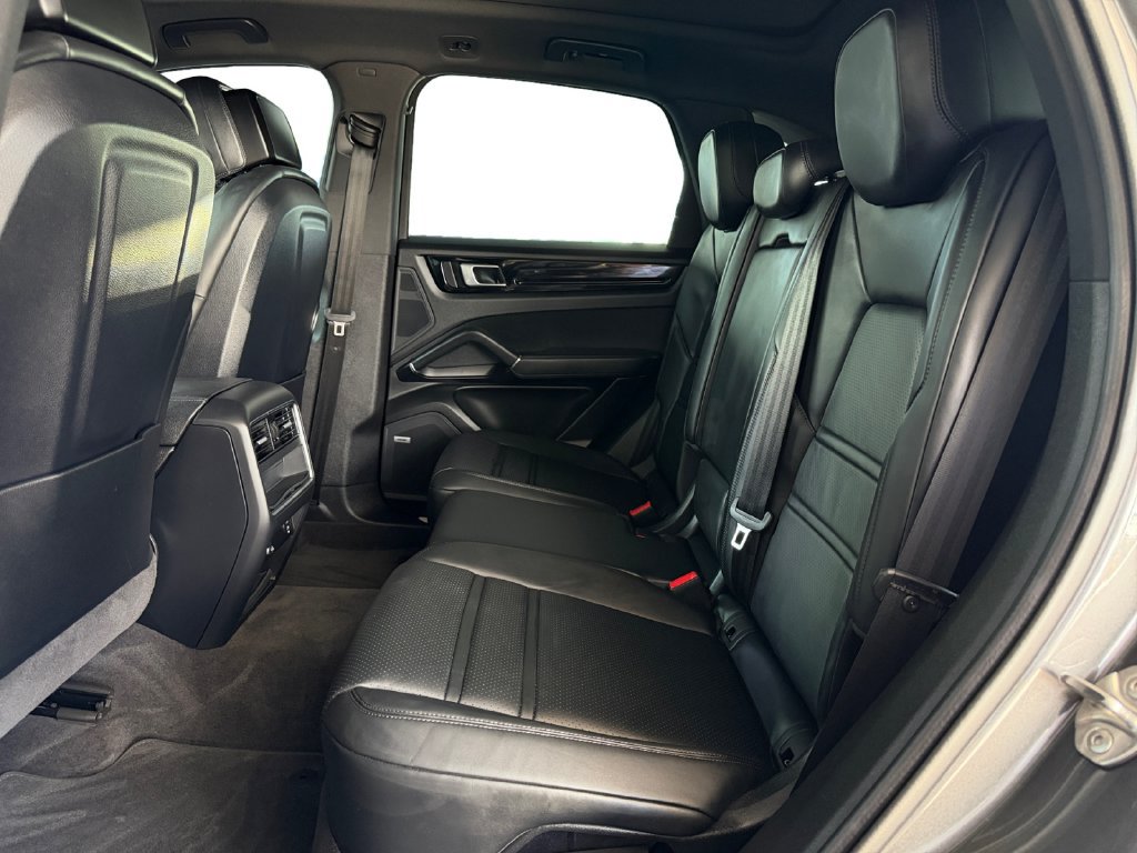 Used 2022 Porsche Cayenne AWD/4WD image 16