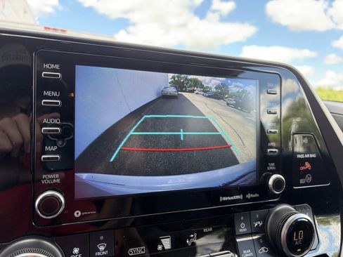 Used 2022 Toyota Highlander XLE AWD/4WD image 19