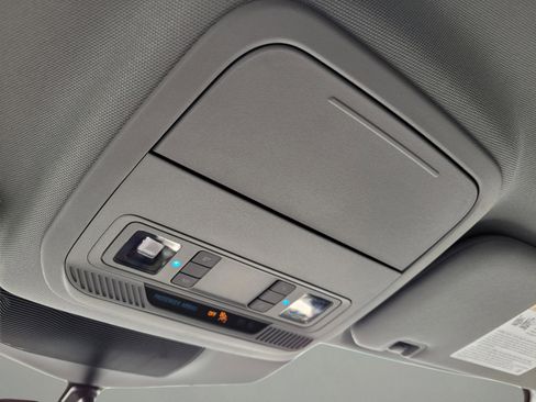Used 2023 Ford Explorer XLT AWD/4WD image 25