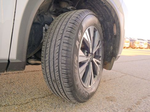 Used 2023 Nissan Rogue SV image 30