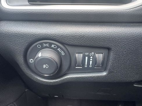 Used 2025 Chrysler Pacifica Select FWD image 17