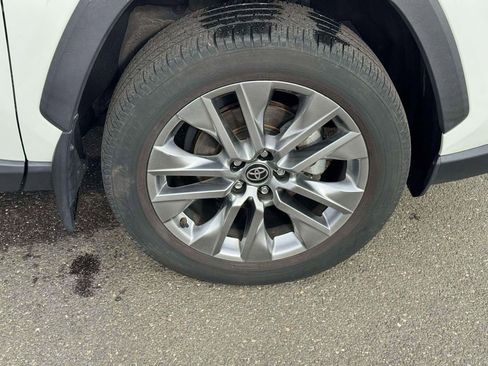 Used 2023 Toyota RAV4 XLE Premium image 9