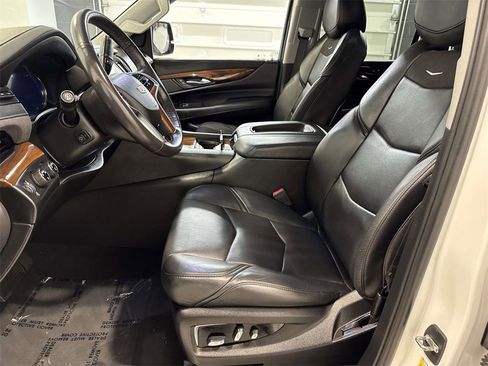 Used 2019 Cadillac Escalade Luxury image 18