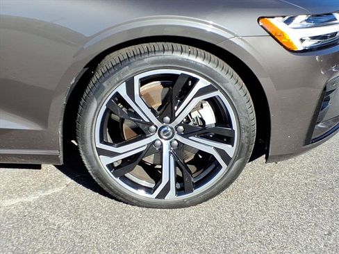 Certified 2025 Volvo S60 B5 Core image 11