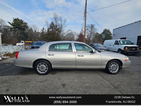 Used 2011 Lincoln Town Car Signature L image 2