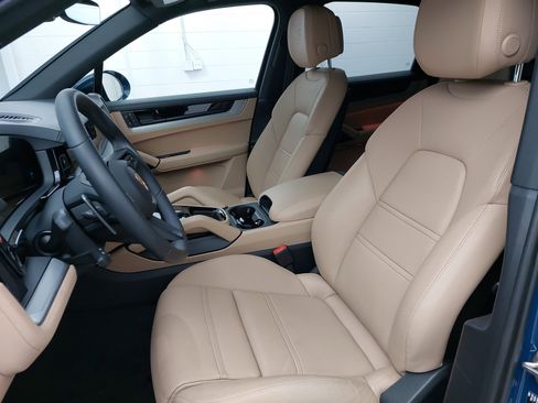 Used 2025 Porsche Cayenne image 5