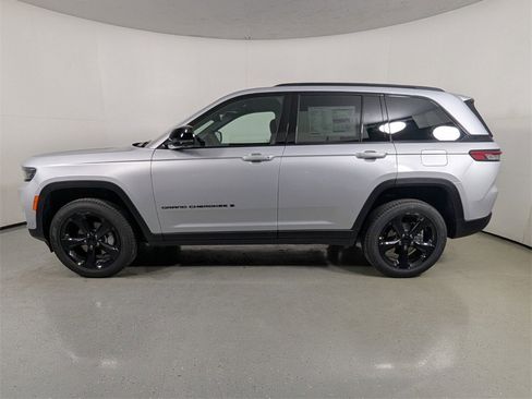 New 2025 Jeep Grand Cherokee Limited w/ Luxury Tech Group II image 4