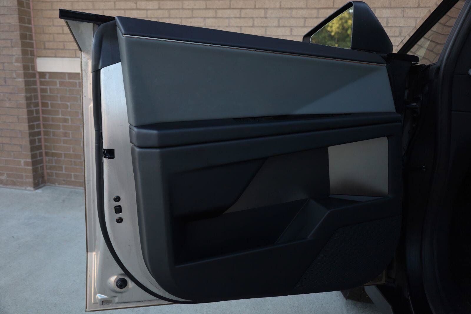Used 2025 Tesla Cybertruck 2WD Crew Cab image 15