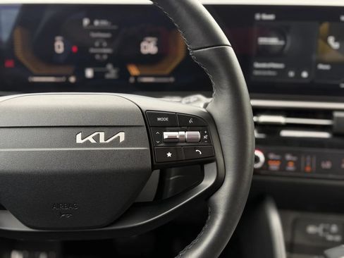 Used 2026 Kia Sportage EX FWD image 23