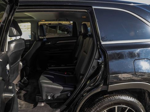 Used 2018 Toyota Highlander SE image 21