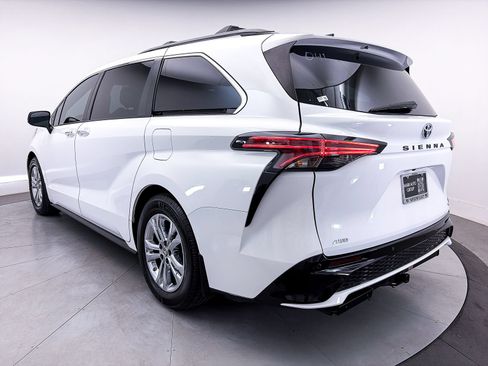 Used 2022 Toyota Sienna XSE w/ XSE Plus Package AWD/4WD image 19