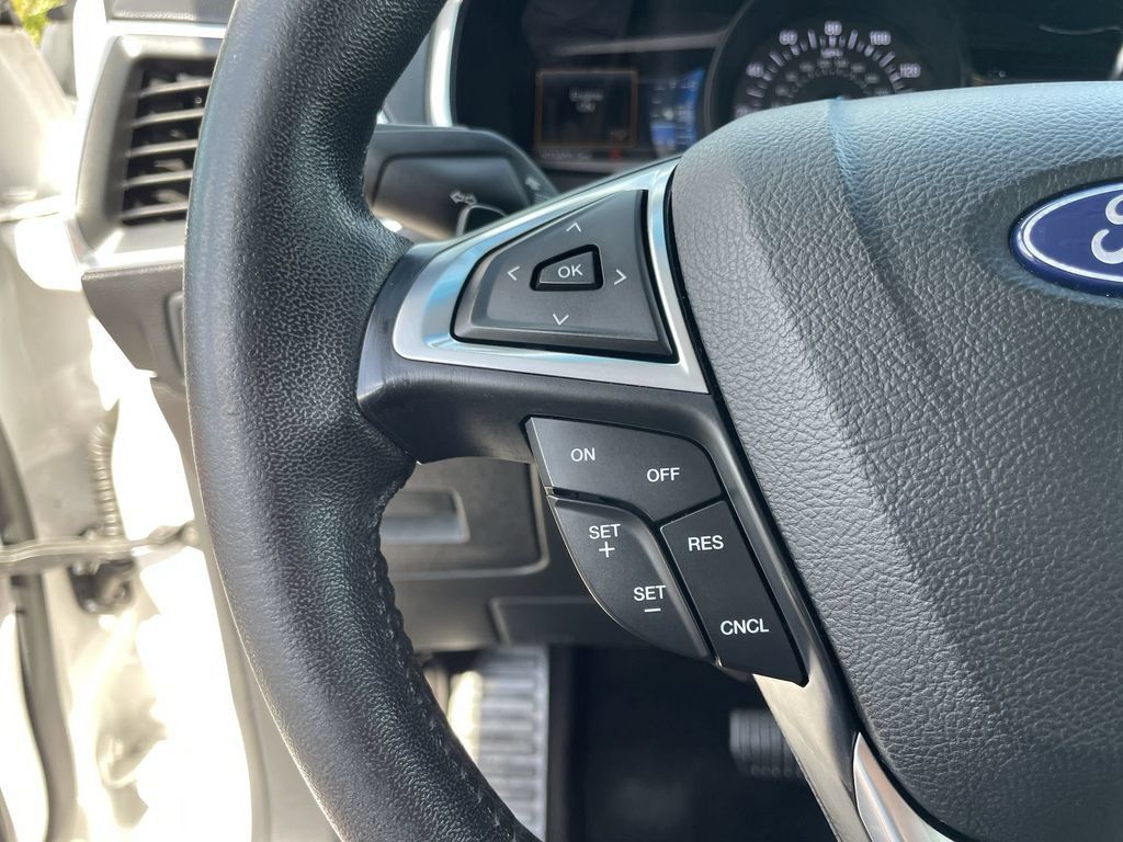 Used 2017 Ford Edge Titanium w/ Equipment Group 301A AWD/4WD image 18