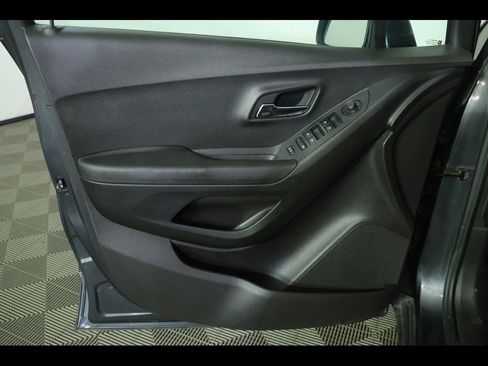 Used 2018 Chevrolet Trax LT w/ LT Convenience Package FWD image 11