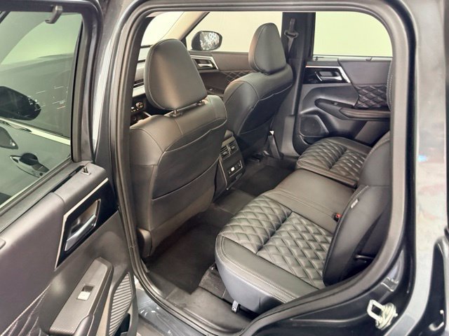 Used 2025 Mitsubishi Outlander 4WD Plug-In Hybrid image 24
